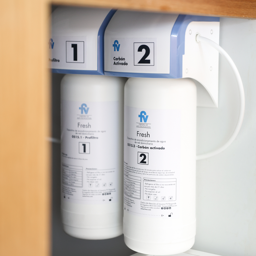 Instalación de filtros FV en mueble bajo mesada